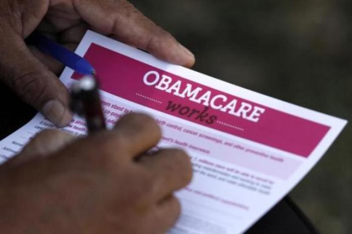 A man fills out an information card during an Affordable Care Act outreach event hosted by Planned Parenthood for the Latino community in Los Angeles, Calif., Sept. 28, 2013.