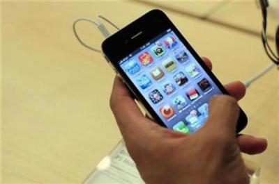 A customer looks at an iPhone 4 at the Apple Store 5th Avenue in New York June 24, 2010.