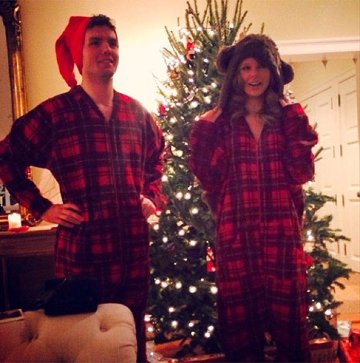 Taylor Swift shared a photo on Twitter on Christas 2013.