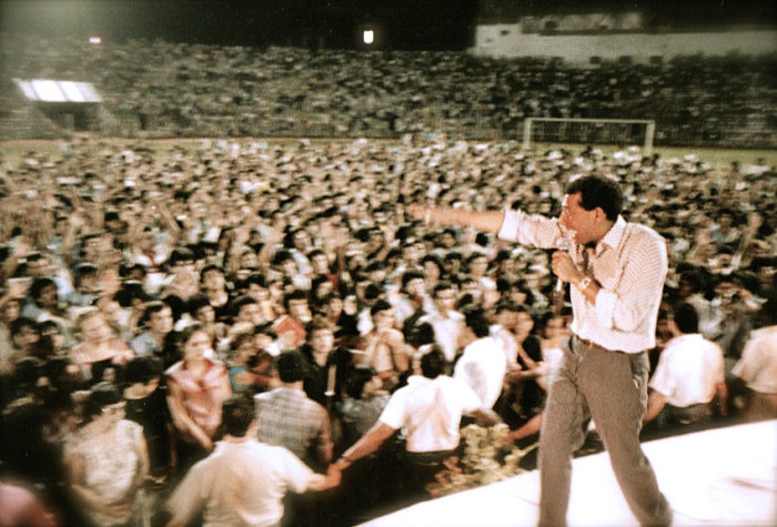 Gang leader turned evangelist Nicky Cruz at an evangelistic crusade in Honduras during the 1970s.