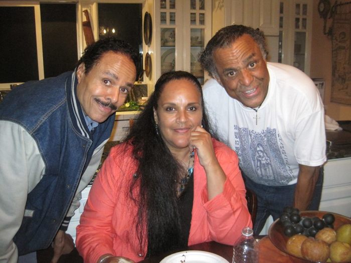 Leon Kennedy (l) his first wife Jayne Kennedy Overton (c) and an unidentified man in a recent photo.