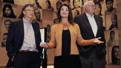 Melinda Gates speaks to the media while her husband, Microsoft co-founder Bill Gates (L) and his father William H. Gates Sr. listen during an advanced tour of the newly constructed $15 million visitor center at the Bill and Melinda Gates Foundation $500 million campus in Seattle, Washington February 1, 2012.