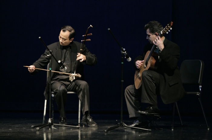 Ming Wang, a Tennessee Lasik eye-surgeon, plays the Chinese violin er-hu with Carlos Enrique.