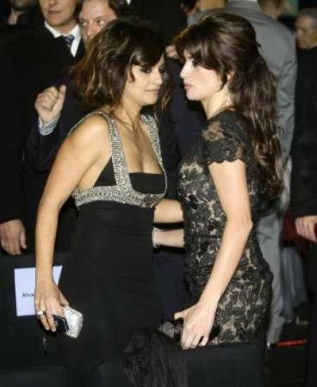 Spanish actress Penelope Cruz (R) and her sister Monica attend the Spanish Film Academy "Goya" awards ceremony in Madrid February 1, 2009.