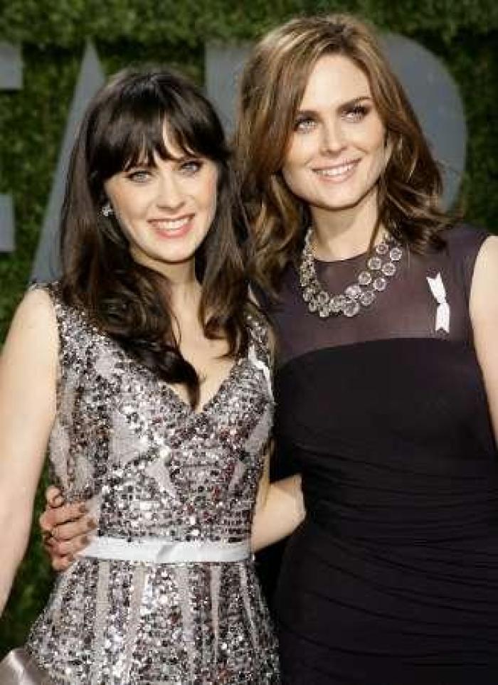 Sisters Zooey (L) and Emily Deschanel pose at the 2009 Vanity Fair Oscar Party in West Hollywood, California February 22, 2009.