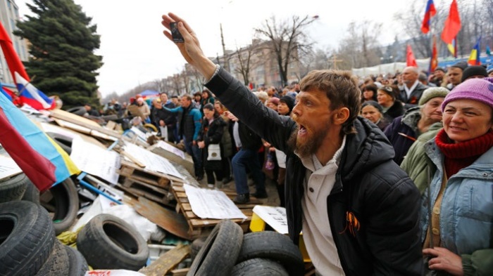 Pro-Russian protesters attend a rally in front of the seized office of the SBU state security service in Luhansk, eastern Ukraine April 14, 2014.