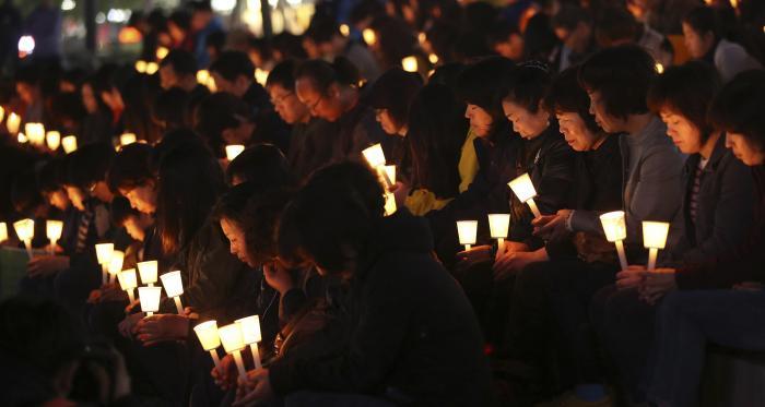 People take part in a candlelight vigil for missing passenger onboard the South Korean ferry Sewol, which capsized on last Wednesday, in Ansan April 21, 2014.