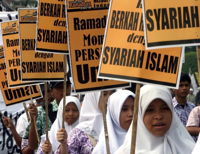 Indonesian Muslim women support sharia, 19 Sept 2006.
