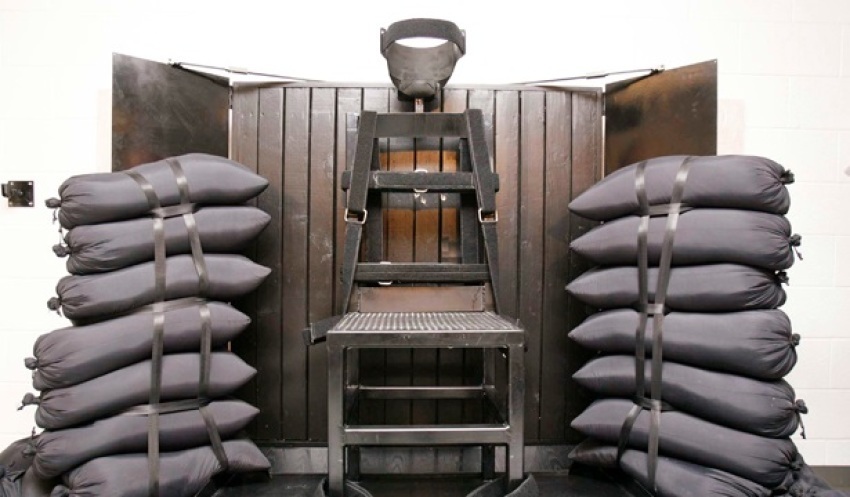 A botched execution in Oklahoma on April 29, 2014 has reignited controversies over the death penalty.