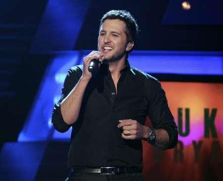 Luke Bryan performs at the 45th annual Academy of Country Music Awards in Las Vegas, Nevada, in this April 18, 2010 file photograph.
