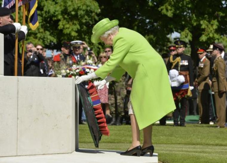 Britain's Queen Elizabeth lays a wreath during the French-British ceremony at the British War cemetery in Bayeux, June 6, 2014.