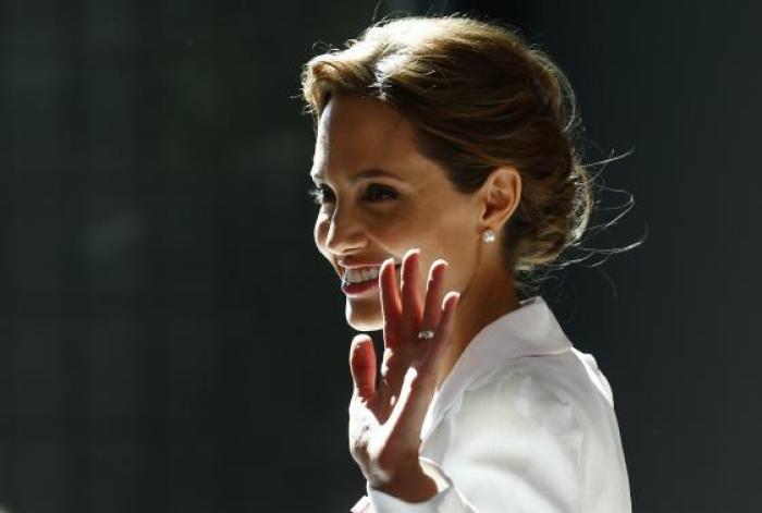Actress and special envoy of the UN High Commissioner for Refugees (UNHCR), Angelina Jolie, waves as she arrives at a global summit to end sexual violence in conflict, in London June 10, 2014.