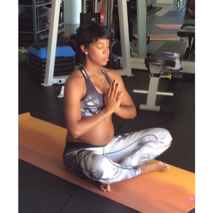 Kelly Rowland debuts baby bump.