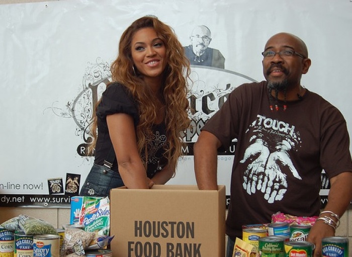 Beyonce and Pastor Rudy Rasmus help out during Houston Food Bank drive.