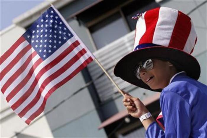 A particapant wears an Uncle Sam hat during Santa Monica's seventh annual Fourth of July parade in Santa Monica, California, July 4, 2013.