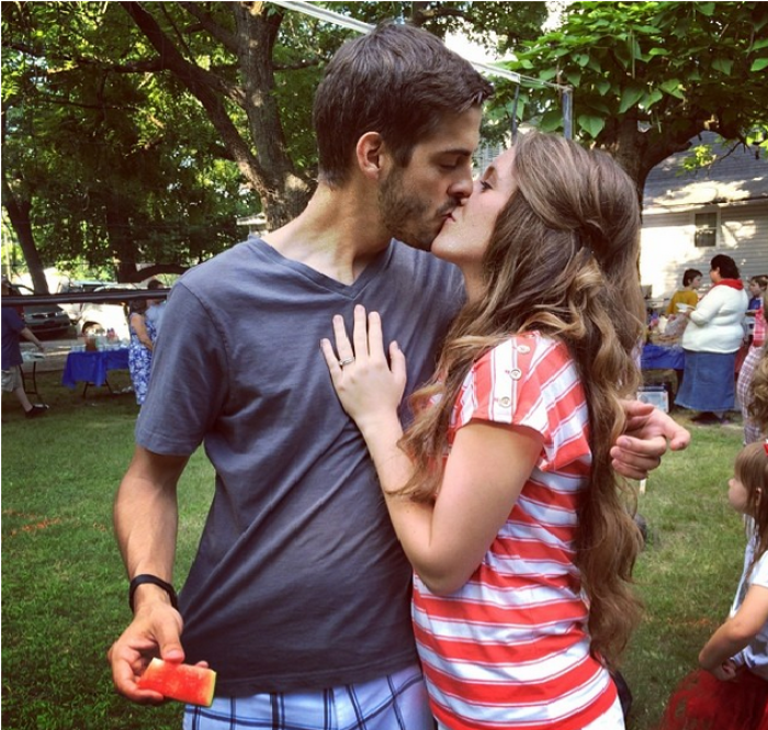 Jill Duggar and husband Derick Dillard share a kiss on the Fourth of July.