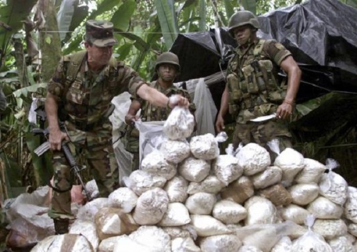 Colombian Army Gen. Mario Montoya (L) examines a cocaine pack confiscated by troops near Puerto Asis, Putumayo province, in this February 12, 2001 file photo.