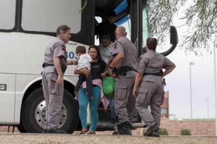 Migrants, consisting of mostly women and children, disembark from a U.S. Immigration and Customs Enforcement bus at a Greyhound bus station in Phoenix, Arizona, May 29, 2014.
