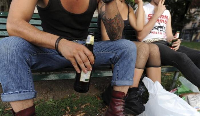 Credit : Young people drink beer at a park in Milan August 22, 2009.