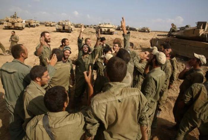 Israeli soldiers from the armoured corps celebrate their return to Israel after pulling out of Gaza August 5, 2014.