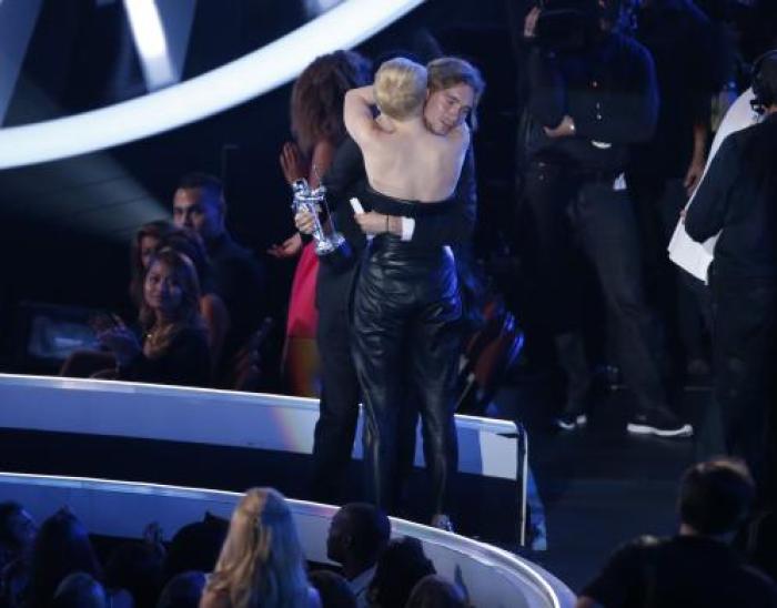 Miley Cyrus hugs a homeless man at the MTV VMAs
