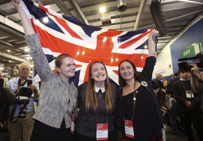 Supporters from the 'No' Campaign celebrate as they hold up a Union flag, in Edinburgh, Scotland September 19, 2014.