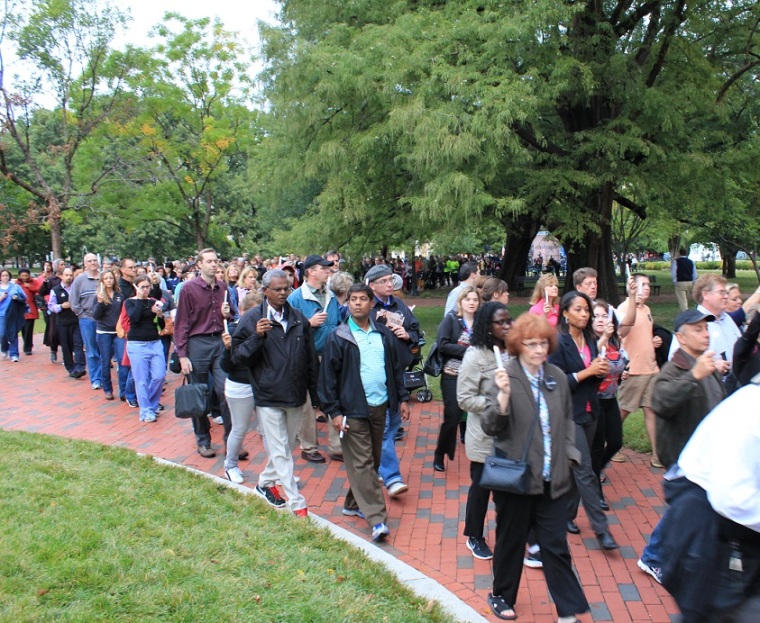 A large crowd of people marching towards the White House from Lafayette Square as part of a vigil for imprisoned Iranian-American Pastor Saeed Abedini, in Washington, Thursday, September 25, 2014.