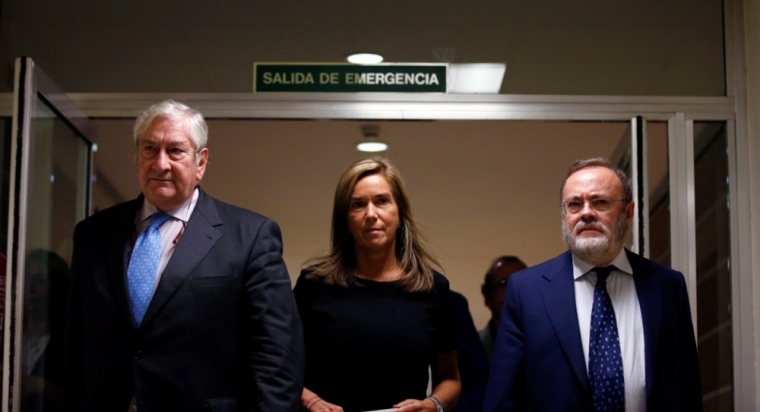 Spain's Health Minister Ana Mato (C) arrives, flanked by unidentified officials, for a news conference in Madrid, Spain, October 6, 2014. Spanish health officials on Monday said that a Spanish nurse who treated a priest repatriated to Madrid with Ebola last month, and who died of the disease, had also been infected. Mato told a news conference that an emergency protocol had been put in place and authorities were working to establish the source of the contagion, in the first case of Ebola being contracted outside of West Africa.