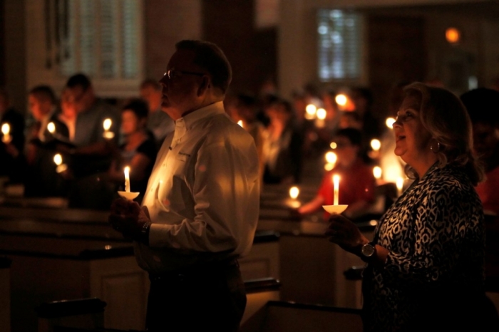Parishioners hold a candle light vigil for Thomas Eric Duncan at Wilshire Baptist Church in Dallas, Texas, October 8, 2014. The first person diagnosed with Ebola in the United States, Liberian national Thomas Eric Duncan, died Wednesday morning, a hospital spokesman said.