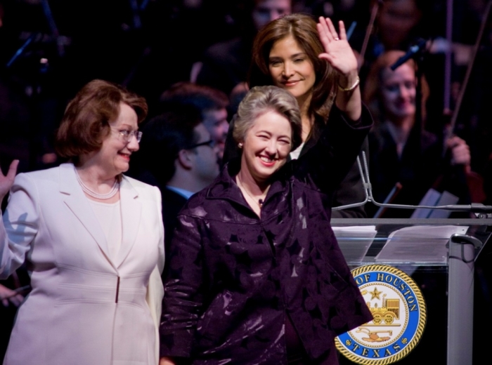 Annise Parker (R) and partner Kathy Hubbard wave to the crowd before Parker was being publicly sworn in as mayor of the United States' fourth largest city in Houston, Texas, January 4, 2010. Houston on December 12, 2009, became the first major U.S. city to elect an openly gay mayor.