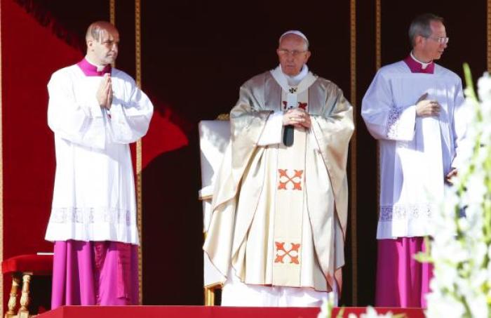 Pope Francis (C) celebrates a mass for the beatification of former pope Paul VI in St. Peter's square at the Vatican October 19, 2014.