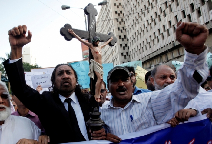 Members of the Pakistani Christian community chant slogans during a demonstration to condemn the death of a Christian couple in a village in Punjab province on Tuesday, in Karachi November 6, 2014. A policeman in Pakistan hacked a man to death for allegedly making derogatory remarks about the companions of the Prophet Muhammad, police said, just two days after a Christian couple was lynched over blasphemy in the same province.