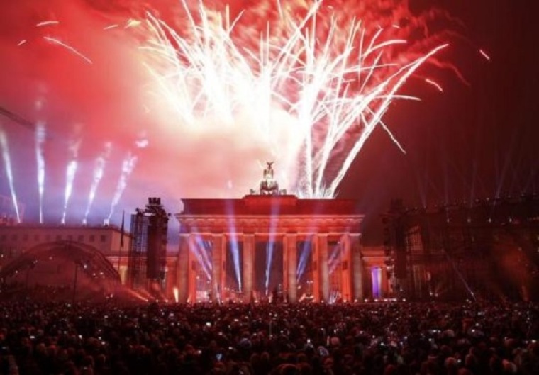 Fireworks explode above the Brandenburg Gate in Berlin November 9, 2014, during celebrations to mark the 25th anniversary of the fall of the Berlin Wall.