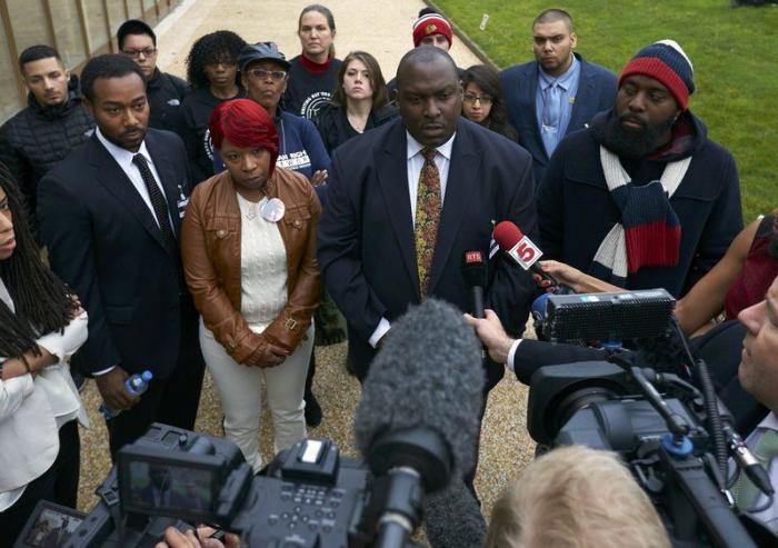 The mother Lesley McSpadden (2nd L) and father Michael Brown Sr. (R) of slain teenager Michael Brown, address the media with their lawyer lawyer Darryl Parks (2nd R) after a news conference in Geneva November 12, 2014.
