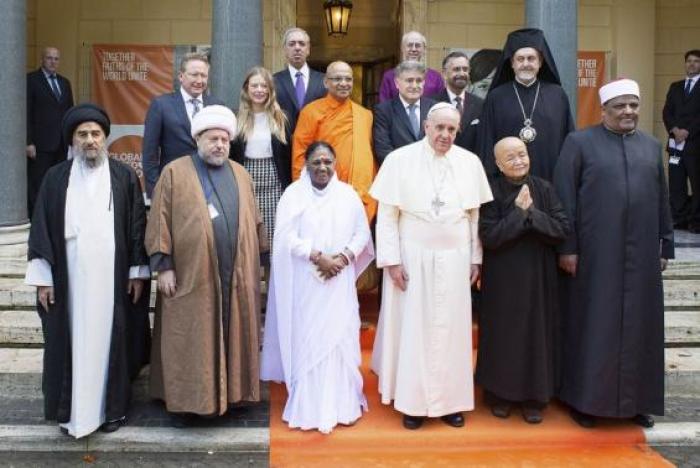 Pope Francis (front 3rd R) poses with religious leaders during a meeting at the Pontifical Academy of Sciences at the Vatican December 2, 2014.