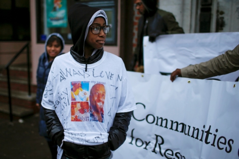 People gather at a makeshift memorial, where Eric Garner died during an arrest in July, at the Staten Island borough of New York, December 3, 2014. A New York City grand jury on Wednesday returned no indictment against white police officer Daniel Pantaleo, who used a chokehold on an unarmed black man, Garner, who died as police tried to arrest him for illegally selling cigarettes, local media reported.