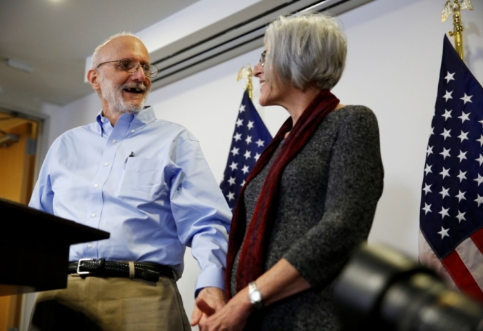 Alan Gross holds hands with his wife Judy while addressing a news conference in Washington hours after his release from Cuba on December 17, 2014. Cuba released Gross after five years in prison in a reported prisoner exchange.