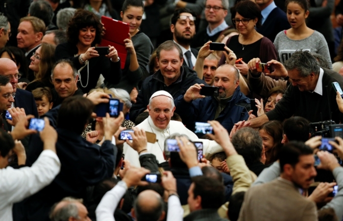 Pope Francis arrives to lead a special audience for Vatican employees at the Paul VI's hall at the Vatican, Rome, Italy, December 22, 2014.