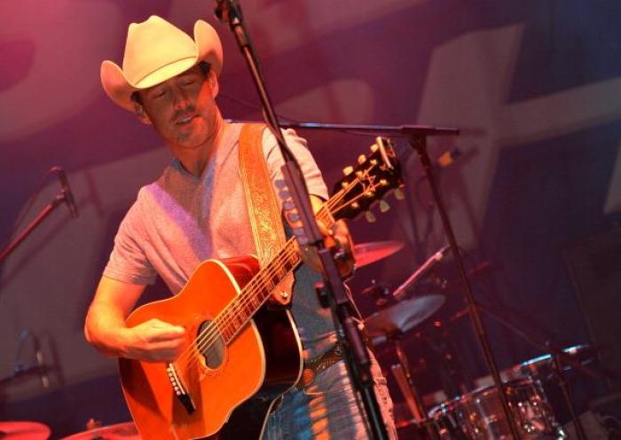 Aaron Watson shared a photo during a performance on Dec. 22, 2014.
