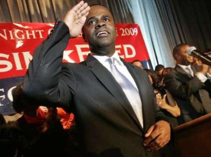 Mayoral candidate Kasim Reed salutes his supporters after declaring victory in Atlanta, Georgia, December 1, 2009.