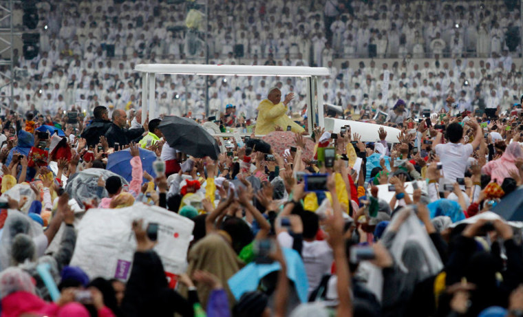 Well-wishers greet Pope Francis as he arrives to lead an open-air Mass at Rizal Park in Manila January 18, 2015.