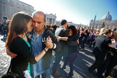 Couples dance in front of Saint Peter's basilica at the Vatican, December 17, 2014. Thousands of people sang