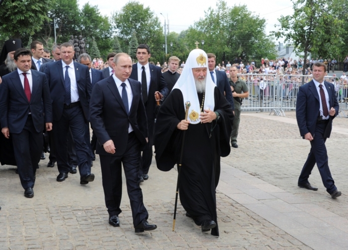 Russian President Vladmir Putin (L) visits the Trinity Lavra monastery with Kirill, Patriarch of Moscow and All Russia, in Sergeiv Posad in the Moscow region July 18, 2014.