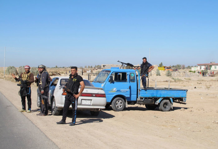 Tribal fighters take part in an intensive security deployment against Islamic State militants in the town of Amriyat al-Falluja in Anbar province, November 5, 2014. Picture taken November 5, 2014.