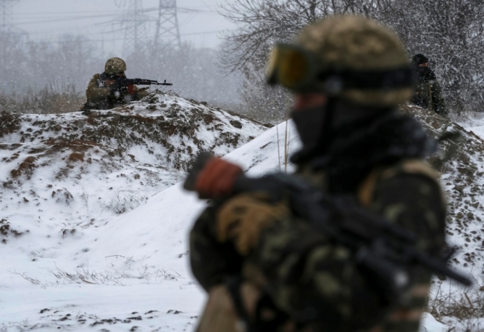 Ukrainian armed forces take their position near Debaltseve, eastern Ukraine, February 16, 2015. Ukrainian armed forces are not ready to withdraw heavy weapons, as agreed at the Minsk four-power peace talks, because separatists are violating the ceasefire, a Kiev military spokesman said on Monday.