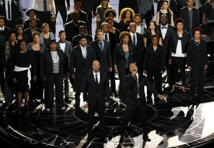 Common (L) and John Legend perform the Oscar nominated song 'Glory' from the film 'Selma' at the 87th Academy Awards in Hollywood, California February 22, 2015.