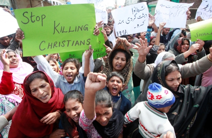People from the Christian community attend a protest to condemn suicide bombings which took place outside two churches in Lahore, March 16, 2015. Suicide bombings outside two churches in Lahore killed 14 people and wounded nearly 80 others during services on Sunday in attacks claimed by a faction of the Pakistani Taliban.
