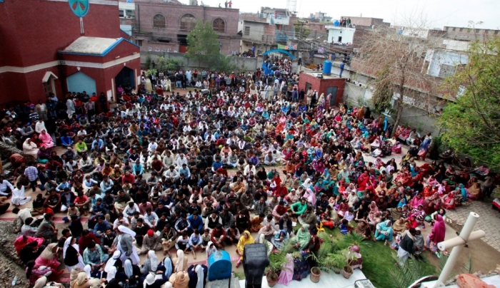 People from the Christian community attend a protest to condemn suicide bombings which took place outside two churches in Lahore, March 16, 2015. Suicide bombings outside two churches in Lahore killed 14 people and wounded nearly 80 others during services on Sunday in attacks claimed by a faction of the Pakistani Taliban.