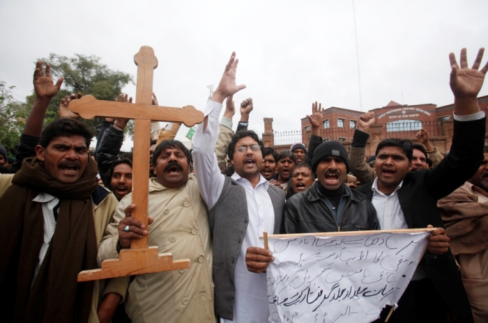 People from the Christian community attend a protest, to condemn suicide bombings which took place outside two churches in Lahore, in Peshwar, March 16, 2015. Suicide bombings outside two churches in Lahore killed 14 people and wounded nearly 80 others during services on Sunday in attacks claimed by a faction of the Pakistani Taliban.