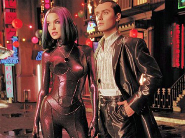 Still of Jude Law and Ashley Scott as sexbots, Gigolo Joe and Gigolo Jane, in A.I. Artificial Intelligence (2001)